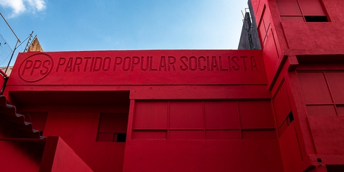 Художник превратил историческое здание Мехико в необычную инсталляцию