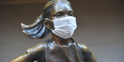 Люди по всему миру одевают медицинские маски на известные скульптуры