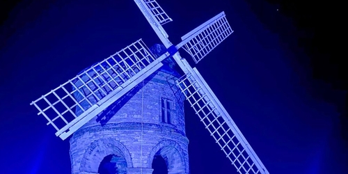 В Великобритании подсветили 400-летнюю мельницу в благодарность врачам