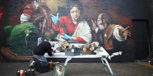 В Лондоне появился мурал по мотивам картины Караваджо