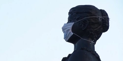 В Рио-де-Жанейро на городские скульптуры надели медицинские маски и перчатки