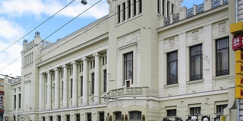 Российские театры переносят показы на осень