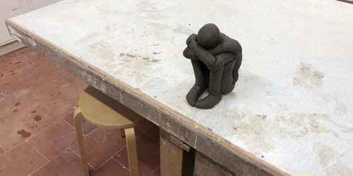 Энтони Гормли создал скульптуру о самоизоляции