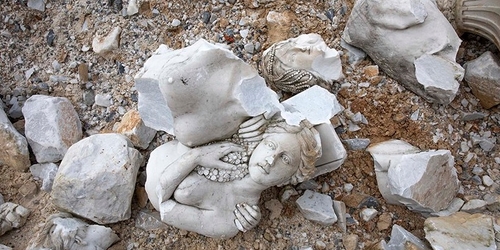 Фабио Виале создал инсталляцию из разбитых мраморных скульптур