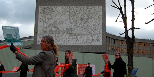 Жители Осло пытаются спасти панно с рисунками Пикассо