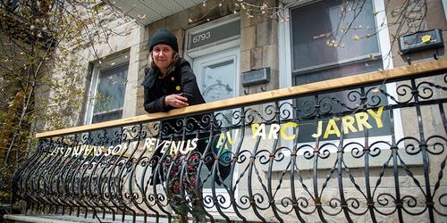 Канадская художница украсила Монреаль «балконным искусством»