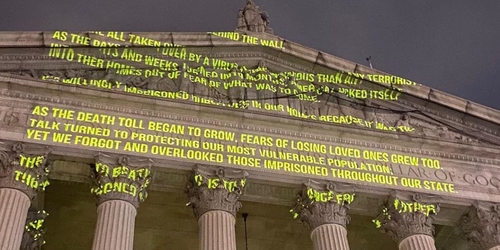 Художник спроецировал записки заключенных на здание суда в Манхэттене