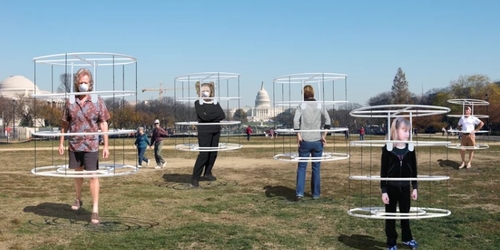 Американский дизайнер создал «средства социальной дистанции»