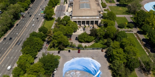 Художник создал мурал в честь врачей у Музея Квинса