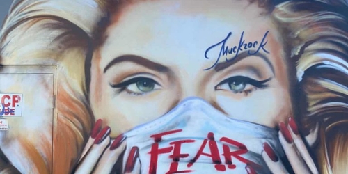 Уличные художники призывают людей не выходить из дома