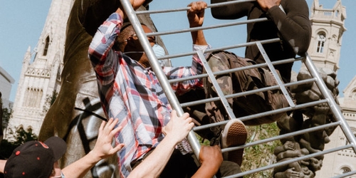 Американские художники продают свои работы для поддержки залогового фонда