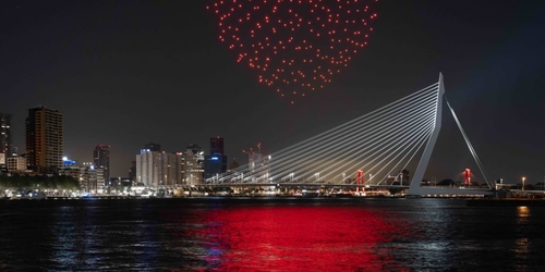 Художники устроили ночное шоу с дронами в Роттердаме