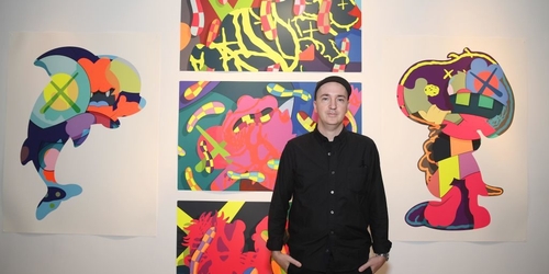 KAWS продает часть произведений ради благотворительности
